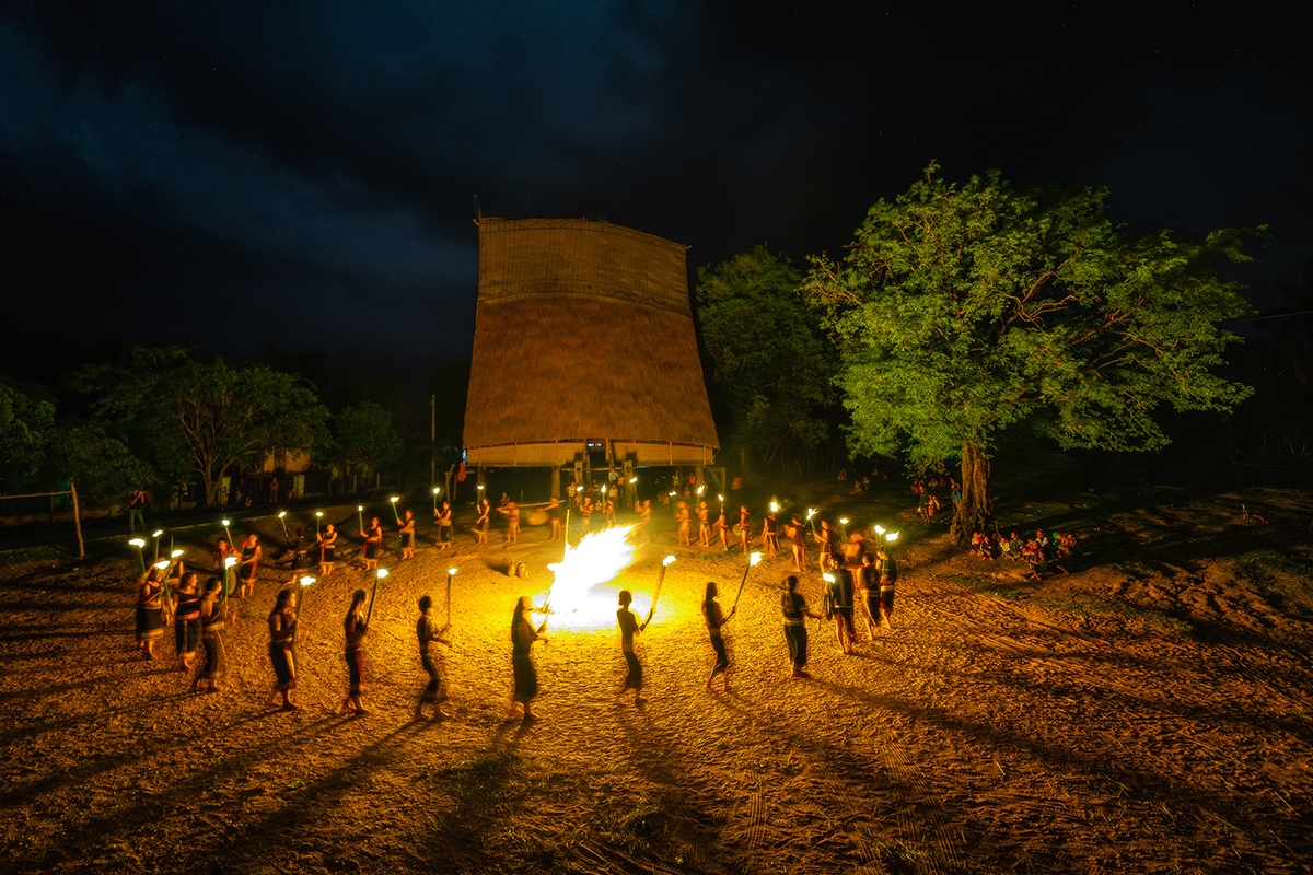 Tour giao lưu văn hóa cồng chiêng Đà Lạt: Trải nghiệm đêm Tây Nguyên